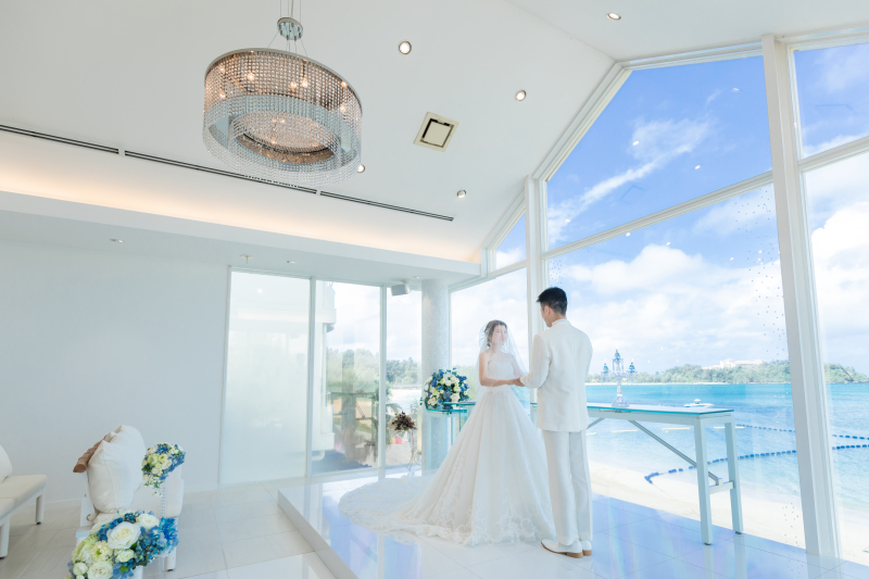 手を取り合って