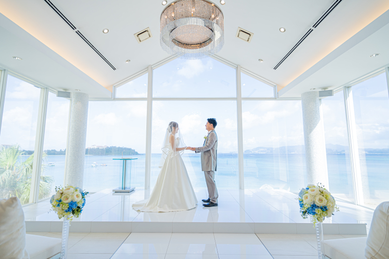 手をとりあって