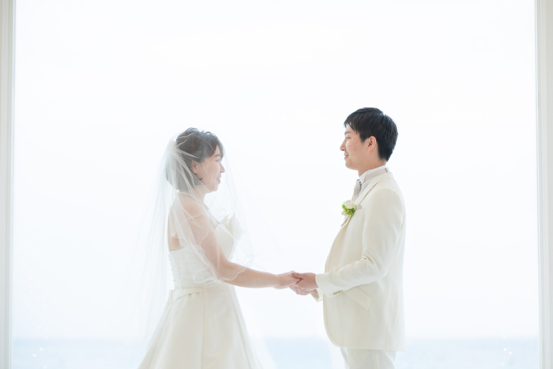 手を取り合って