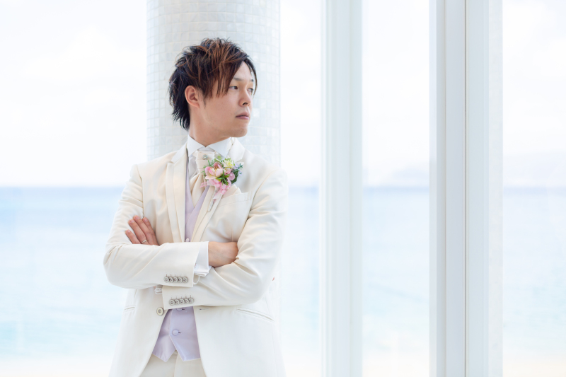 シュッとスマート、きれいなたたずまいの新郎さん。