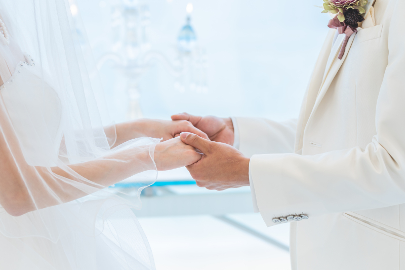 手をとりあって