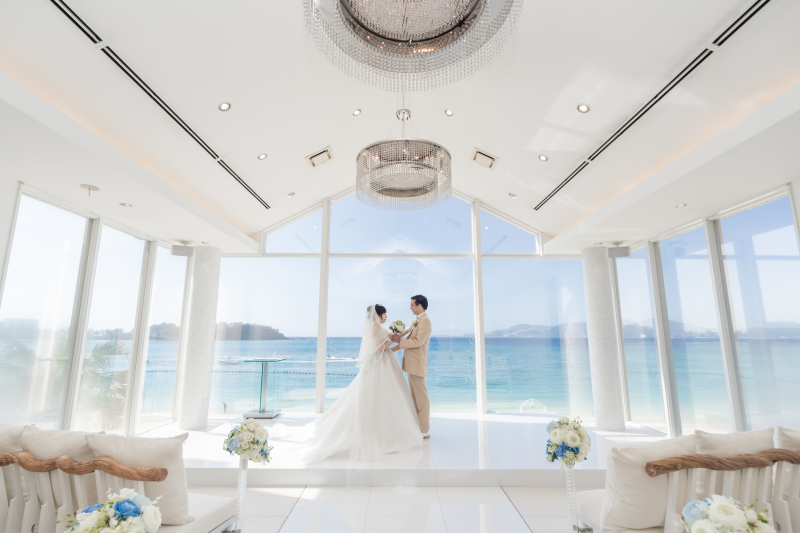 ブーケを持って、見つめ合い