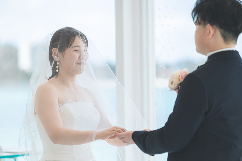 手をとりあって