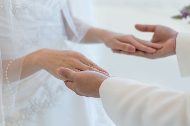 手を取り合って