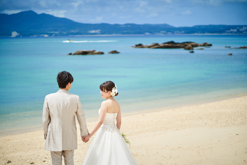 青い海を背景に