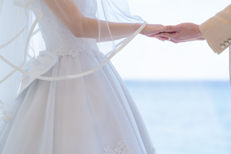 手を取り合って