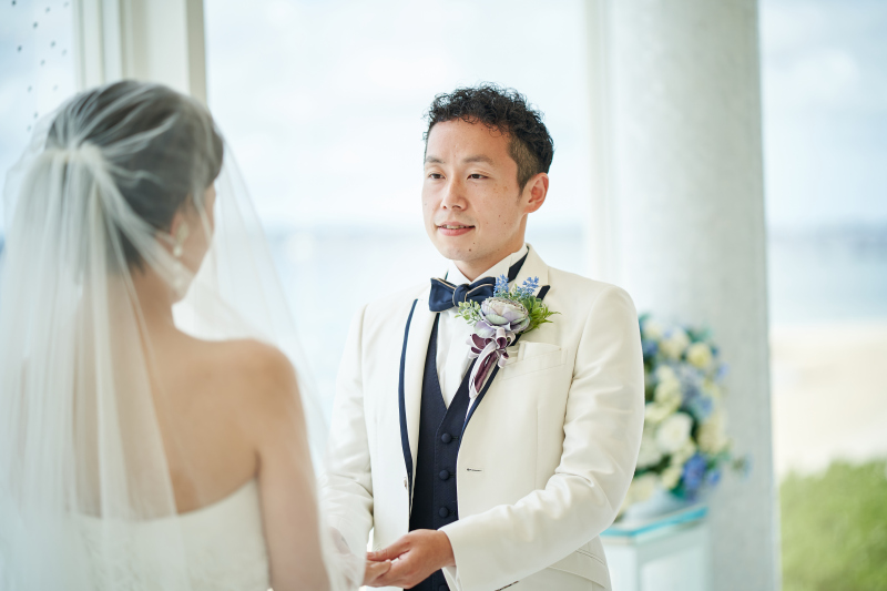 手をとりあって