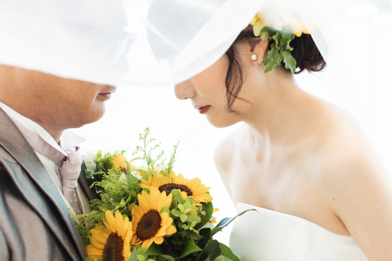 おふたりの門出に相応しい、ひまわりが彩る