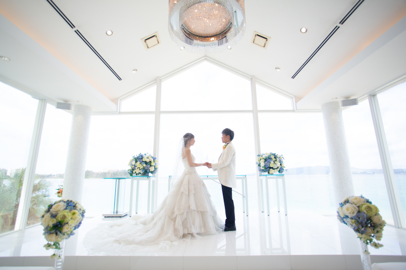 手を取り合って