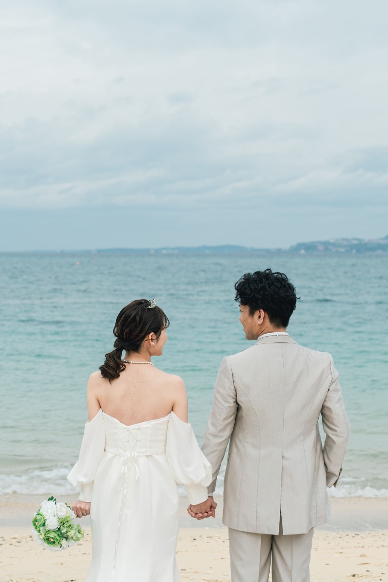 手をつないで見つめ合って