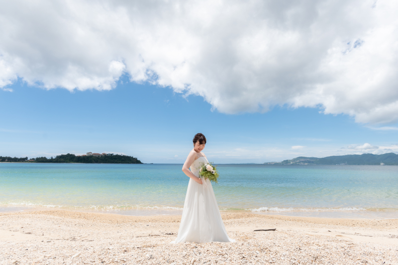 純白のドレスに身をつつみ