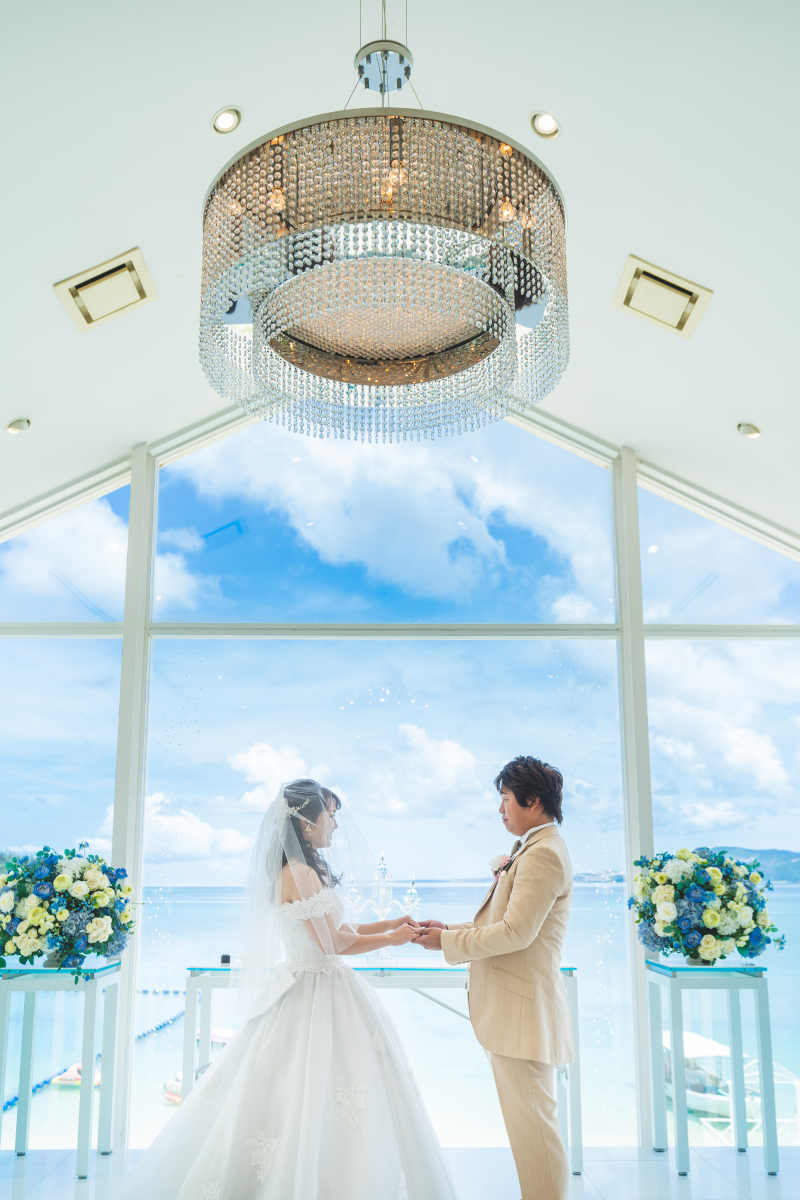 青い海を一望できるチャペル