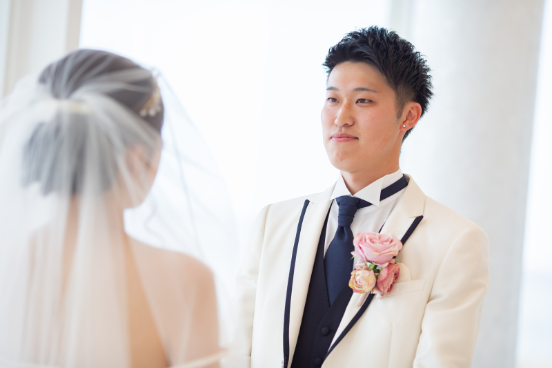 手をとり見つめ合い…