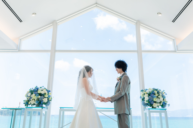 手をとりあって