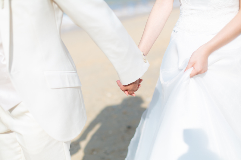 手を取り合って