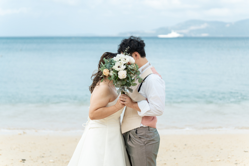 ブーケでお顔隠して