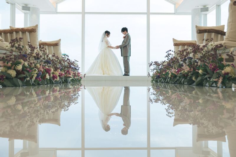 手を取り合って