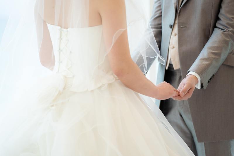 手をとりあって