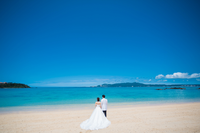 青い海に白いドレスとタキシード！