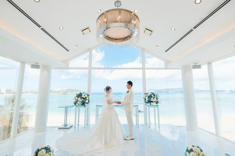 手をとりあって