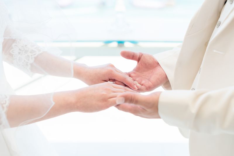 手をとりあって