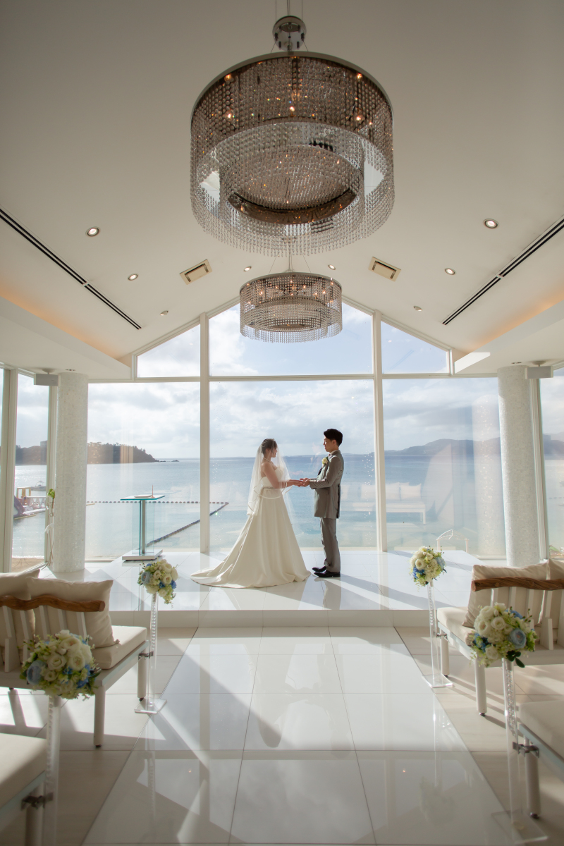 手をとりあって