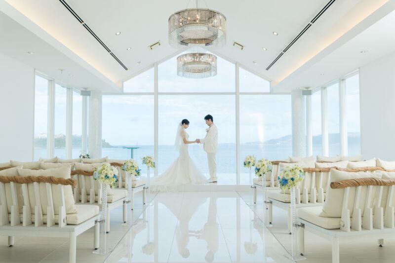 手を取り合って