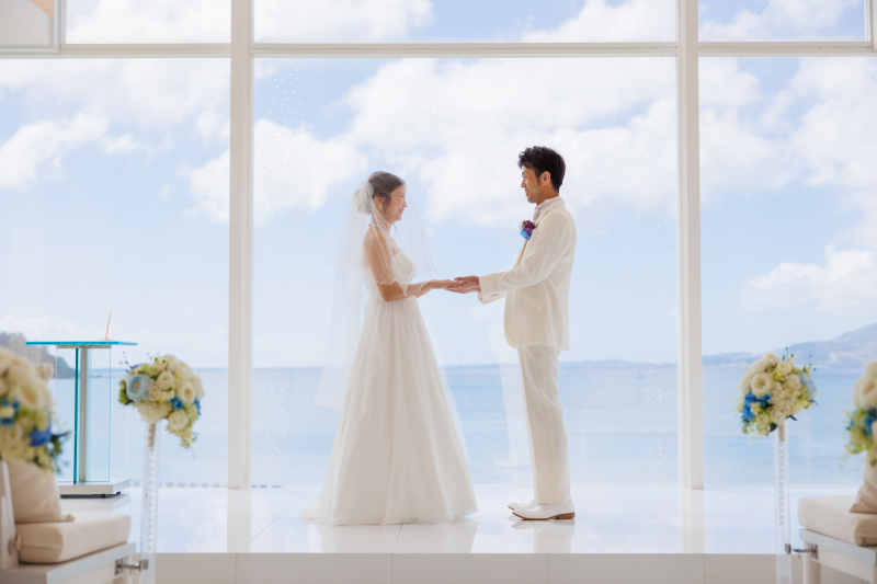 手をとりあって