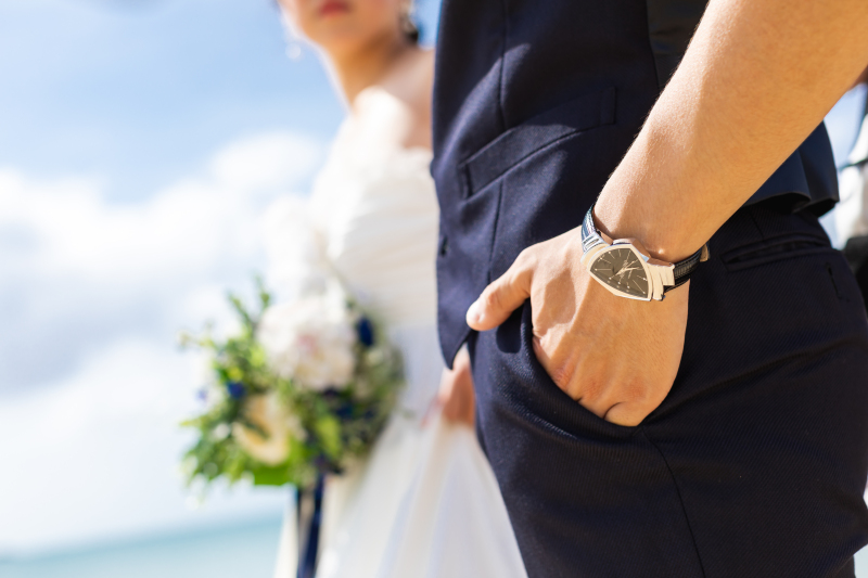新郎様の腕に、オシャレな時計がきらり。