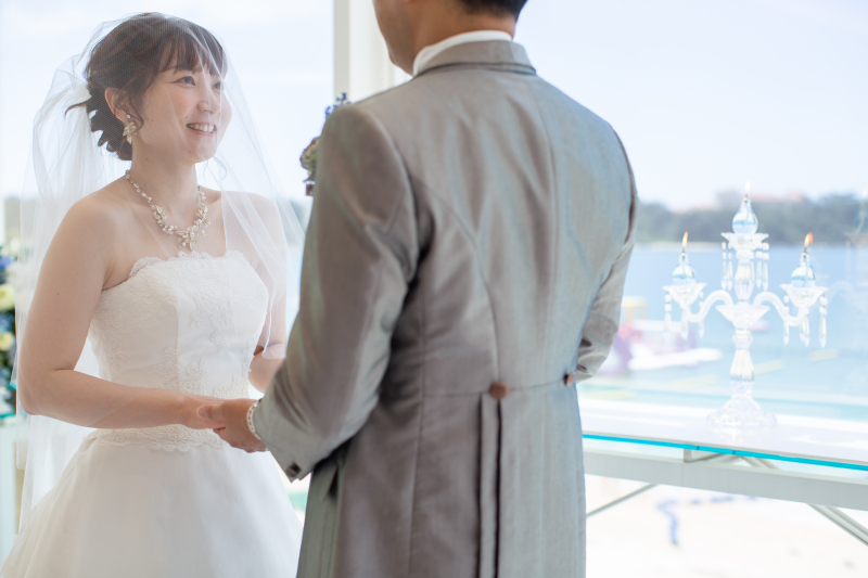 手を取り合って