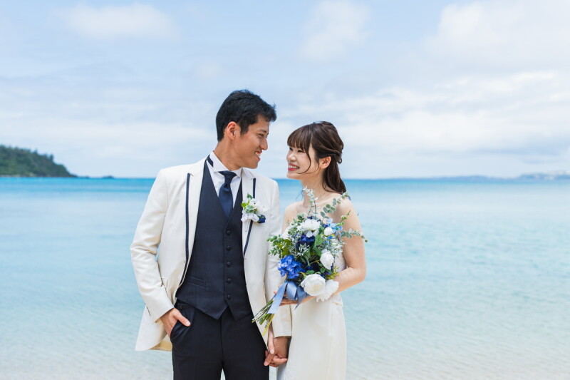 海をバックに、ふたりの距離をぐっと近く♡
