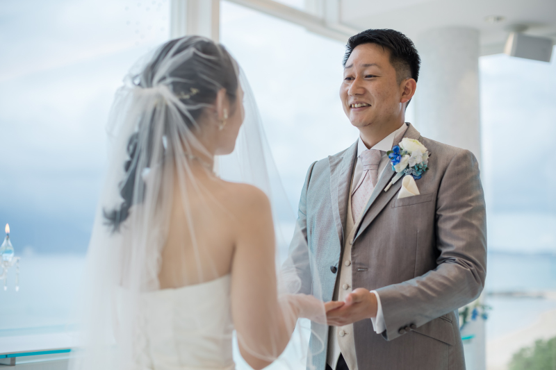 手を取り合って