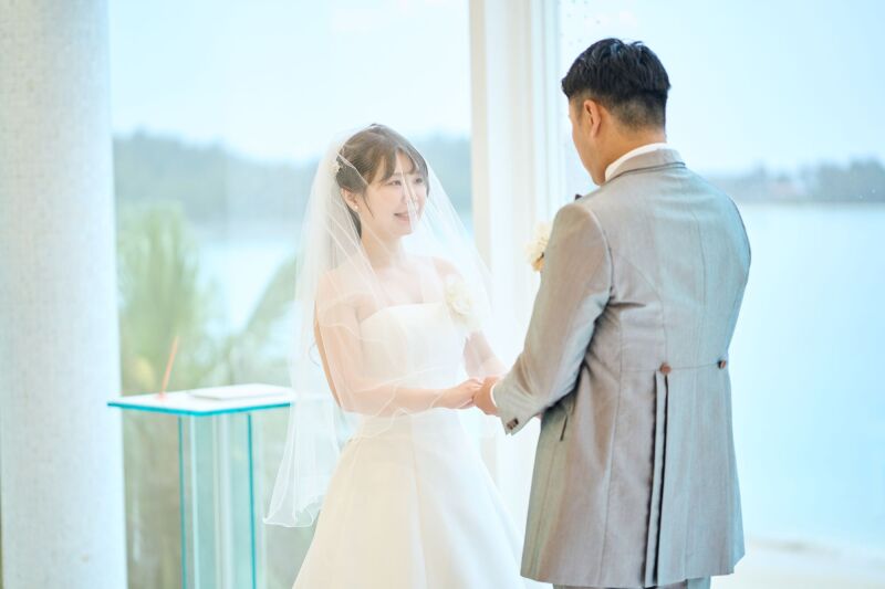 手をとりあって