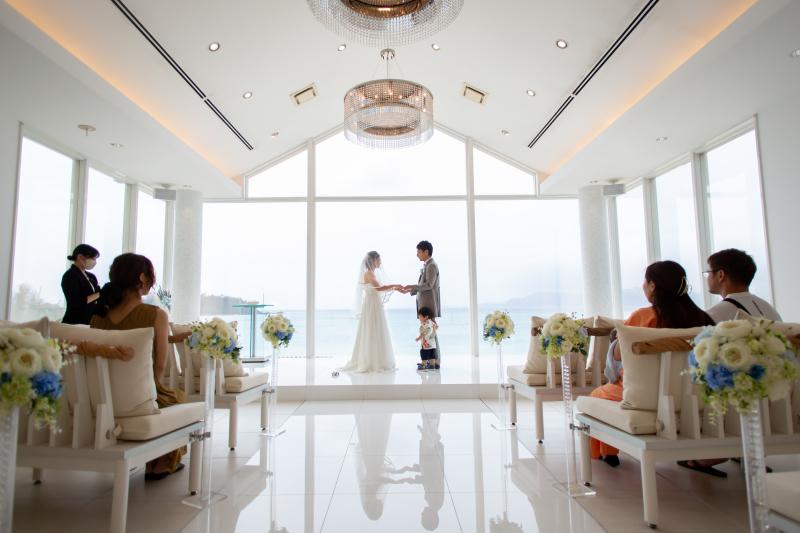 手をとりあって