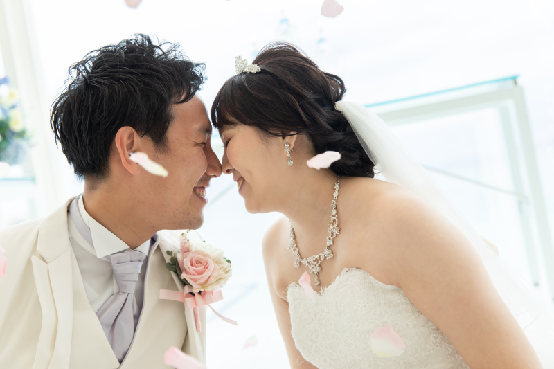 おふたりを優しく包み込む、フラワーシャワー