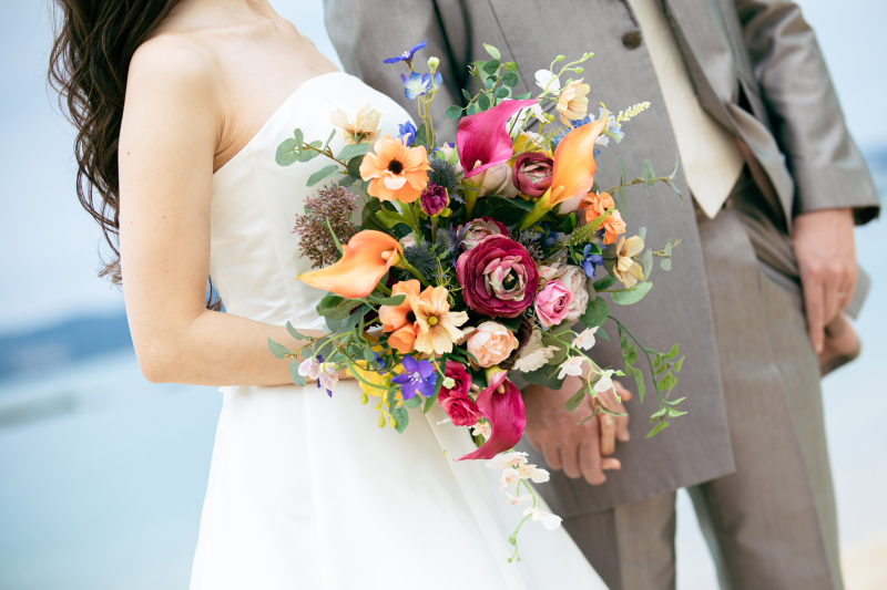 シックなカラーのブーケが彩ります