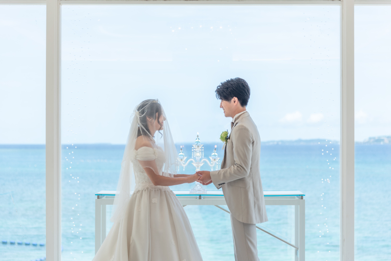 手をとりあって