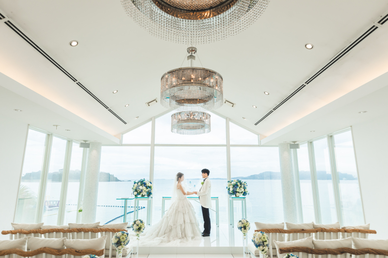 手を取り合って