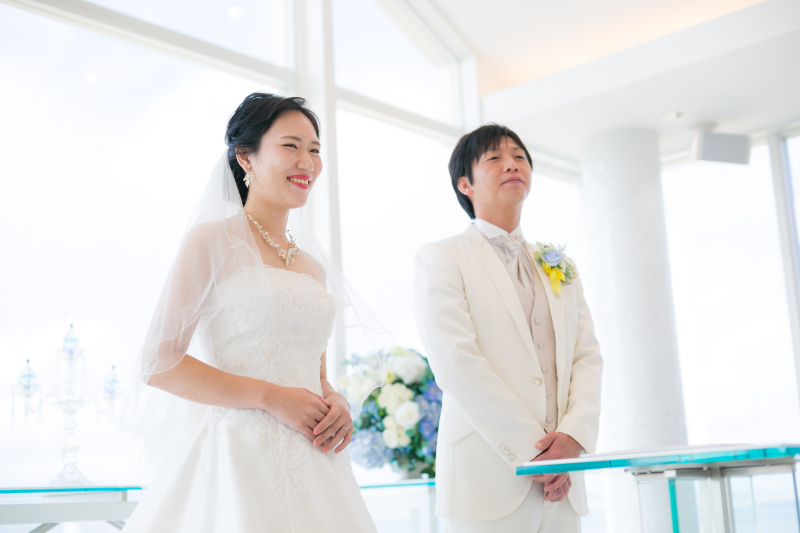 お子様の方を見て微笑んでいるお二人♡