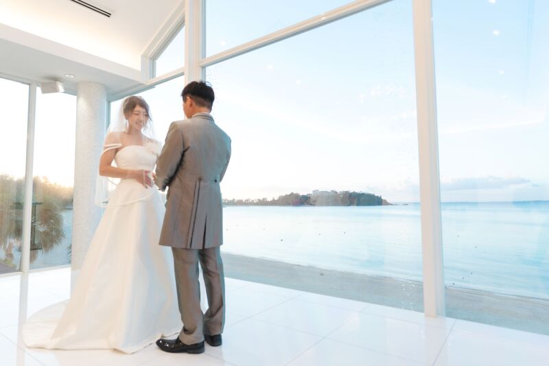 手を取り合って