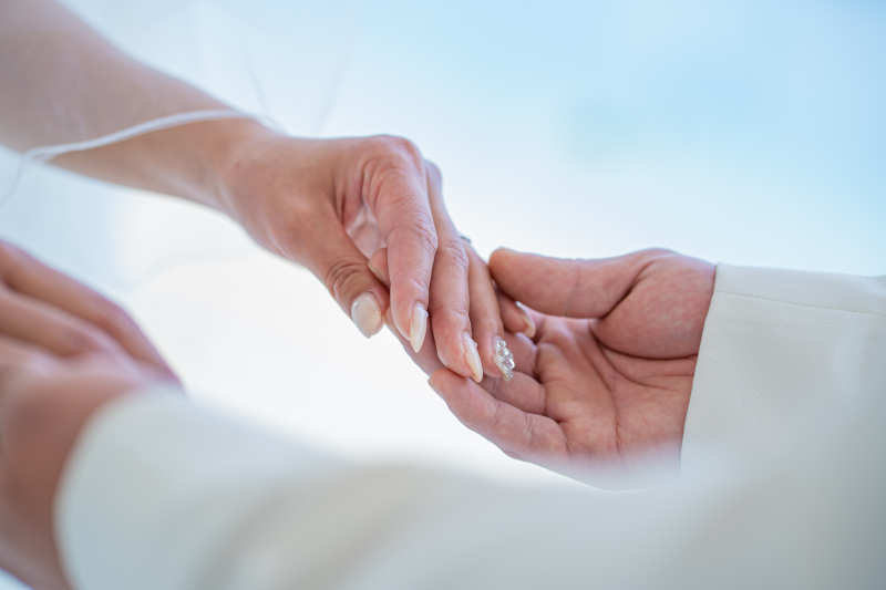 手をとりあって