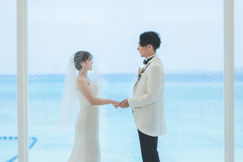 手をとりあって