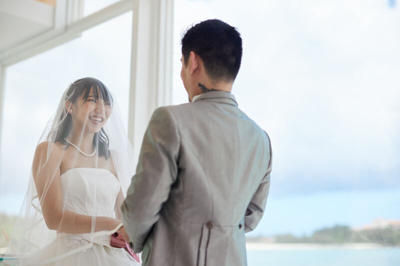 手をとりあって