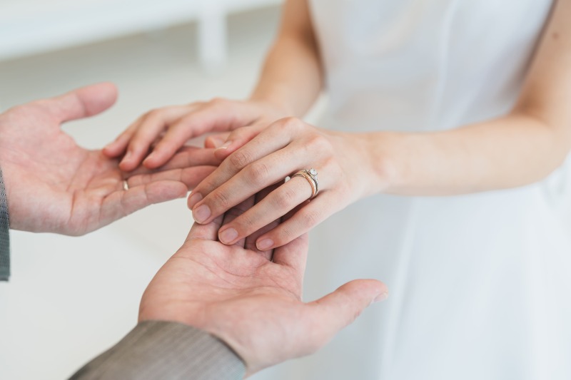 手と手を取り合って