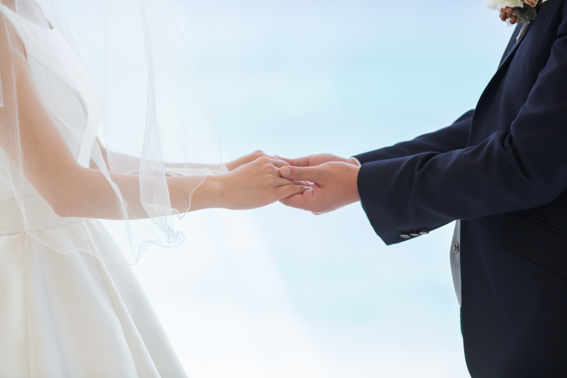 手をとりあって