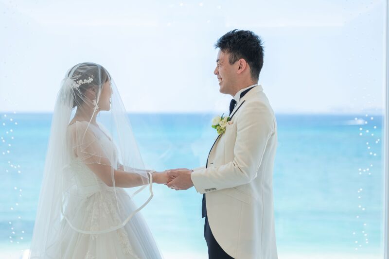 手を取り合って