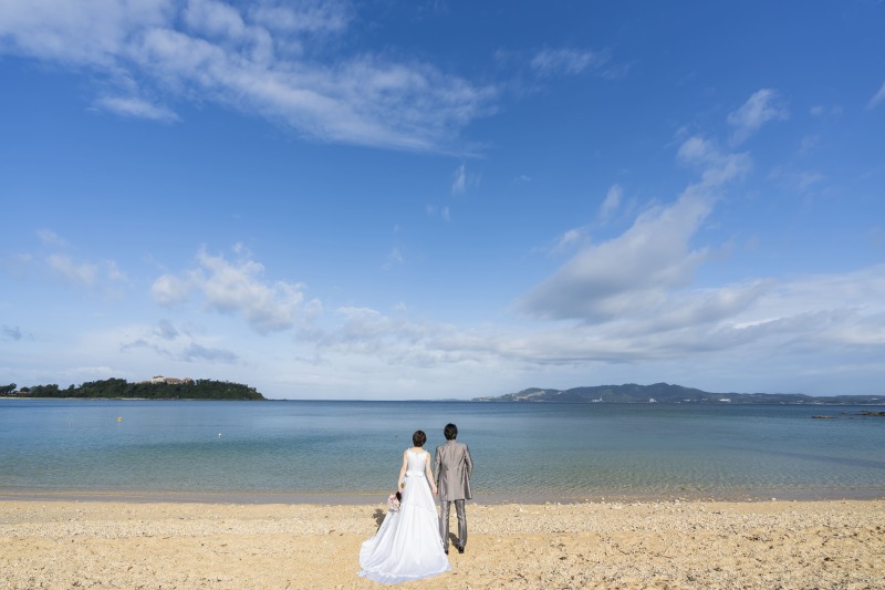 広大な海の前で