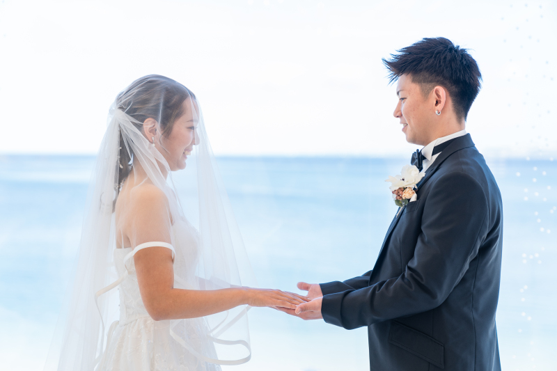 手をとりあって