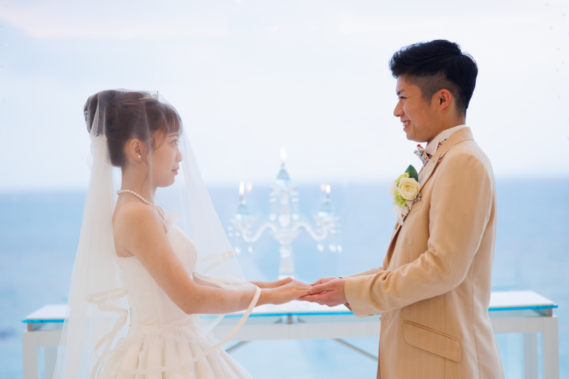 手をとりあって