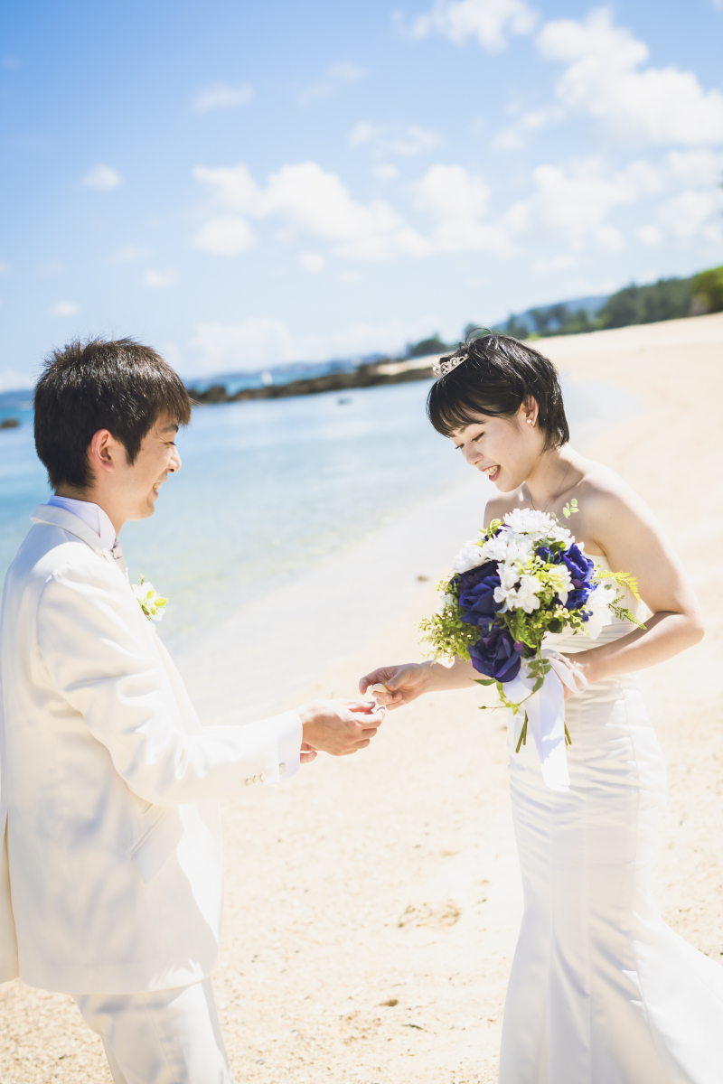 砂浜で遊ぶおふたり♡